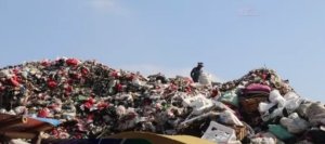 Petugas menyegel lokasi TPS ilegal di Kampung Turi, Tambun Utara, dengan pemasangan garis PPLH dan spanduk larangan.