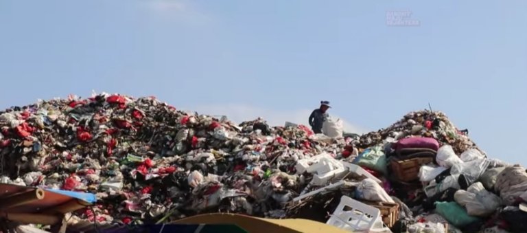 Petugas menyegel lokasi TPS ilegal di Kampung Turi, Tambun Utara, dengan pemasangan garis PPLH dan spanduk larangan.