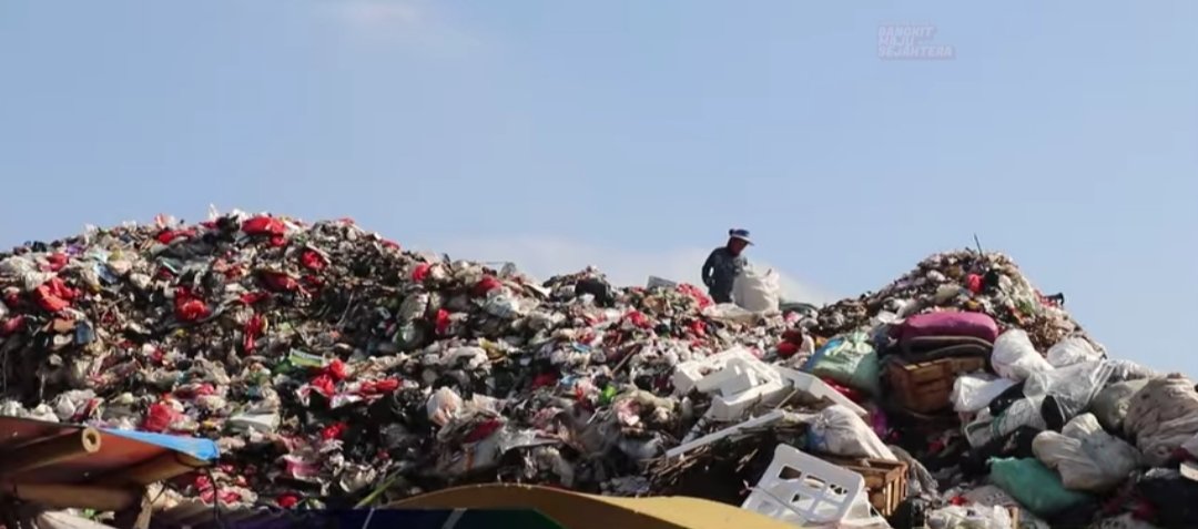 Petugas menyegel lokasi TPS ilegal di Kampung Turi, Tambun Utara, dengan pemasangan garis PPLH dan spanduk larangan.