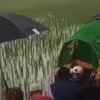 Detik-detik warga menggotong keranda jenazah melewati galengan sawah sempit menuju TPU di Desa Cileduk, Setu.