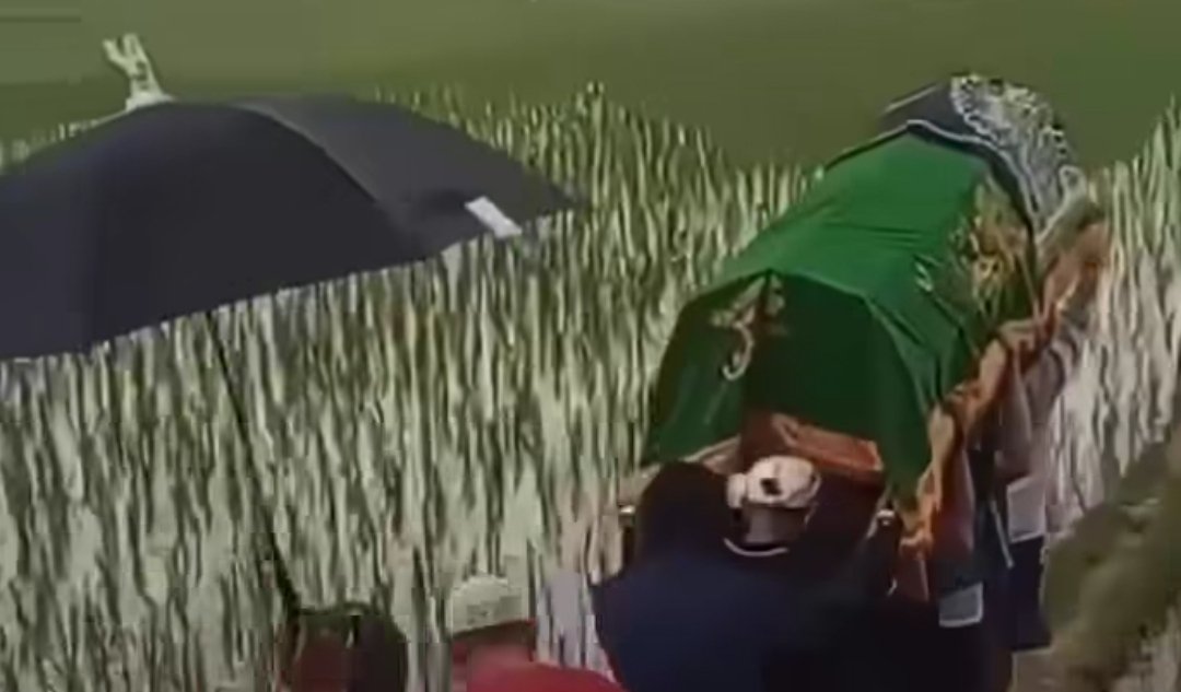 Detik-detik warga menggotong keranda jenazah melewati galengan sawah sempit menuju TPU di Desa Cileduk, Setu.