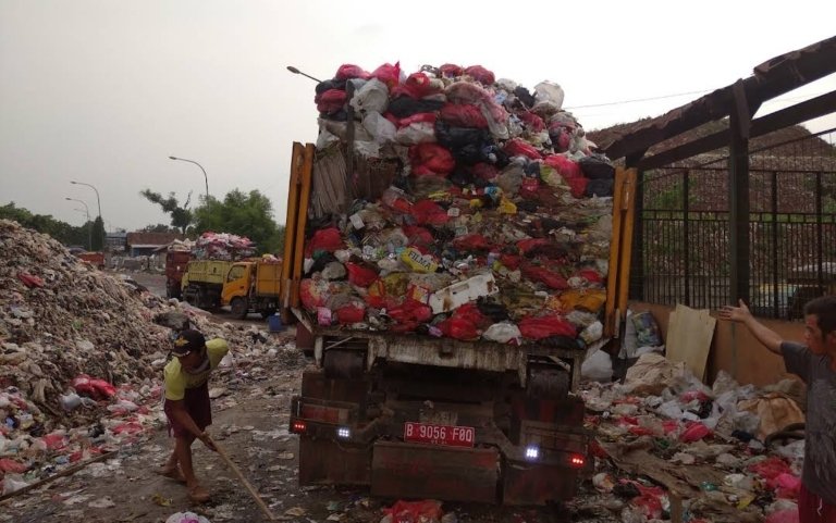 Antrean truk sampah di TPA Burangkeng akibat terhentinya operasional alat berat karena krisis BBM.