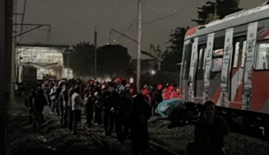 Kondisi pasca kecelakaan KA Argo Bromo Anggrek dan KRL di Stasiun Bekasi Timur.