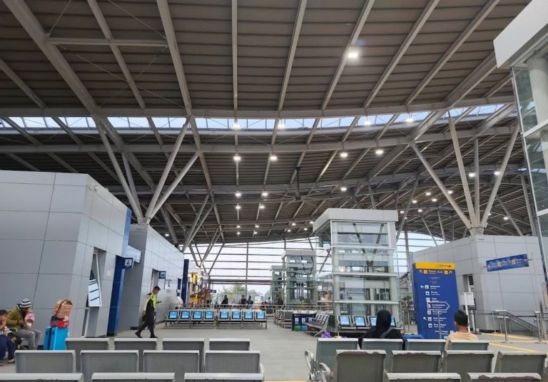 Aktivitas jalur rel di Stasiun Bekasi Timur yang mulai dilalui kereta usai proses evakuasi.