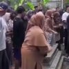 Suasana rumah duka salah satu korban meninggal dunia kecelakaan KA Argo Bromo Anggrek dan KRL di Bekasi Timur.