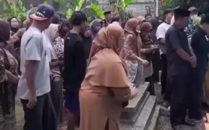 Suasana rumah duka salah satu korban meninggal dunia kecelakaan KA Argo Bromo Anggrek dan KRL di Bekasi Timur.