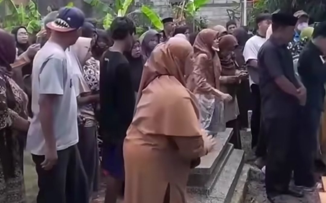 Suasana rumah duka salah satu korban meninggal dunia kecelakaan KA Argo Bromo Anggrek dan KRL di Bekasi Timur.