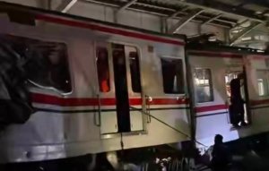 Proses evakuasi gerbong KRL usai tabrakan dengan KA Argo Bromo Anggrek di Bekasi Timur.