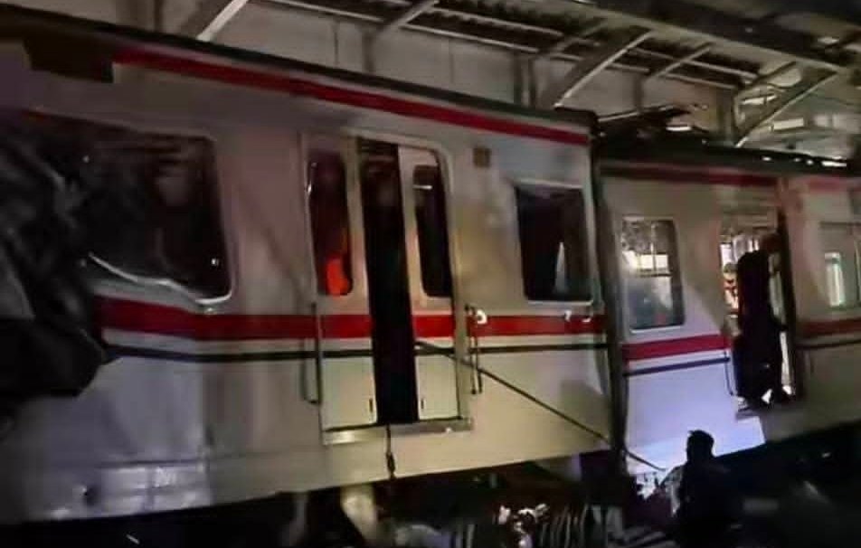 Proses evakuasi gerbong KRL usai tabrakan dengan KA Argo Bromo Anggrek di Bekasi Timur.
