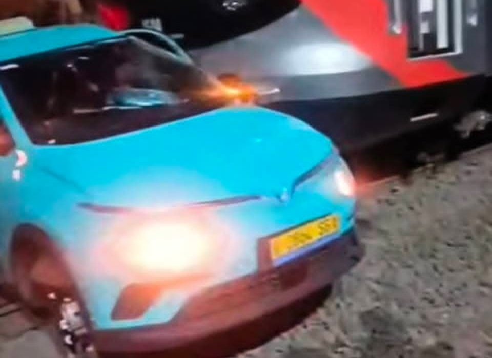 Lampu sinyal kereta api yang menjadi penentu pergerakan rangkaian di jalur rel.