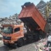 Aktivitas truk sampah di TPST Bantargebang, Bekasi, yang menghasilkan emisi gas metana dalam jumlah besar.