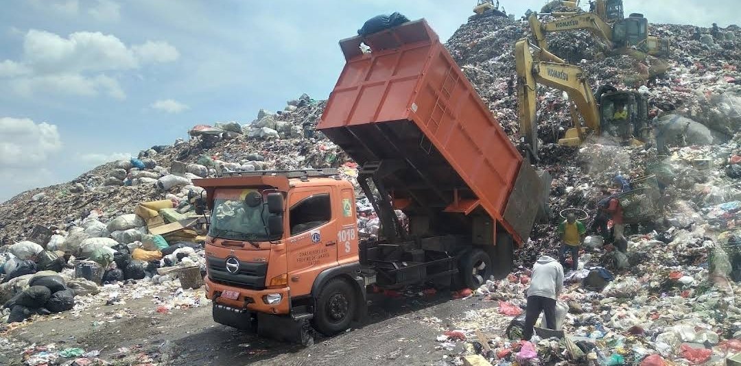 Aktivitas truk sampah di TPST Bantargebang, Bekasi, yang menghasilkan emisi gas metana dalam jumlah besar.