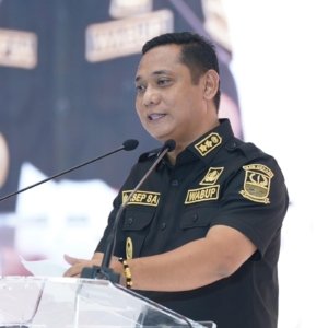 Plt Bupati Bekasi Asep Surya Atmaja mengimbau masyarakat waspada terhadap akun media sosial palsu.