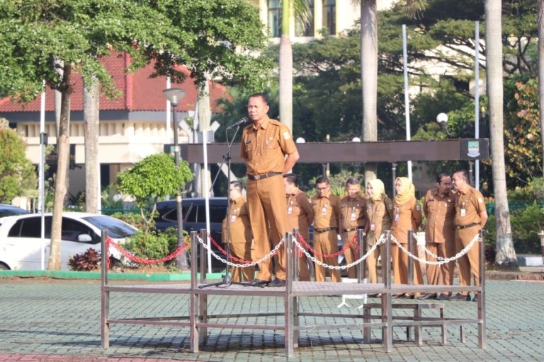 Sekretaris Daerah Kabupaten Bekasi Endin Samsudin memimpin apel ASN di Plaza Pemkab Bekasi, sekaligus menyampaikan rencana penanganan sampah TPA Burangkeng.