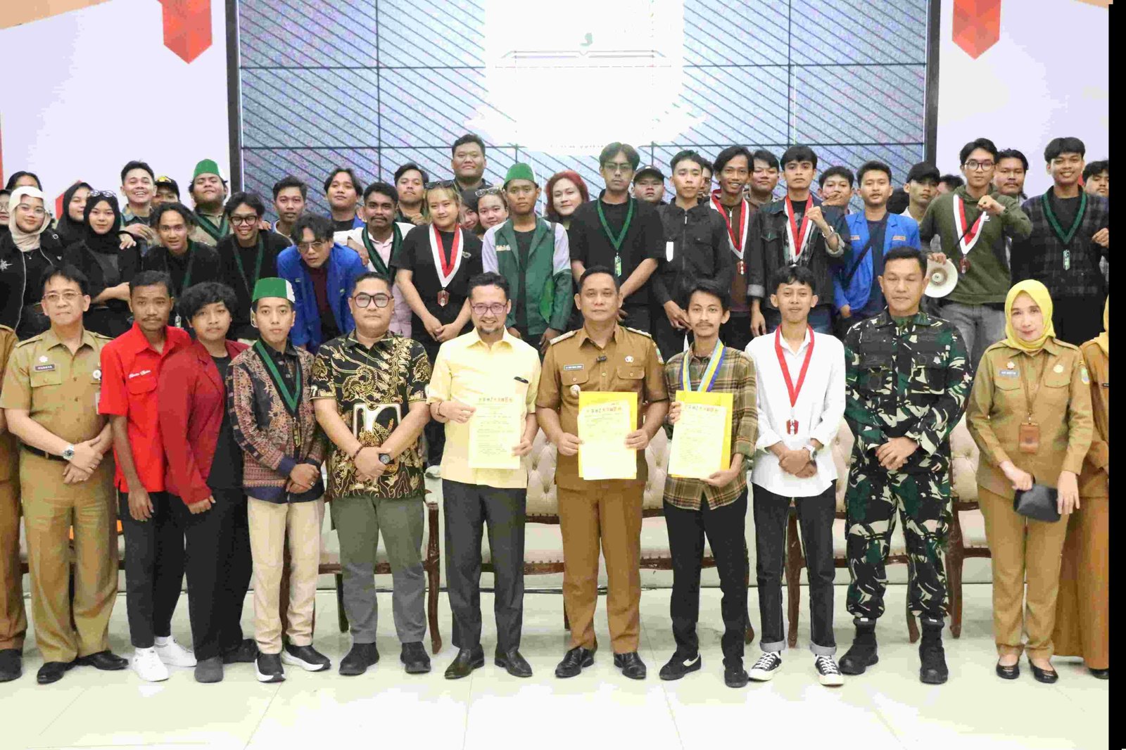Plt Bupati Bekasi Asep Surya Atmaja berdialog bersama mahasiswa Cipayung Plus di Gedung Swatantra Wibawa Mukti, Cikarang Pusat.
