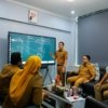 Petugas Diskominfosantik Kabupaten Bekasi melakukan pengelolaan layanan teknologi informasi guna mendukung sistem digital di lingkungan perangkat daerah.