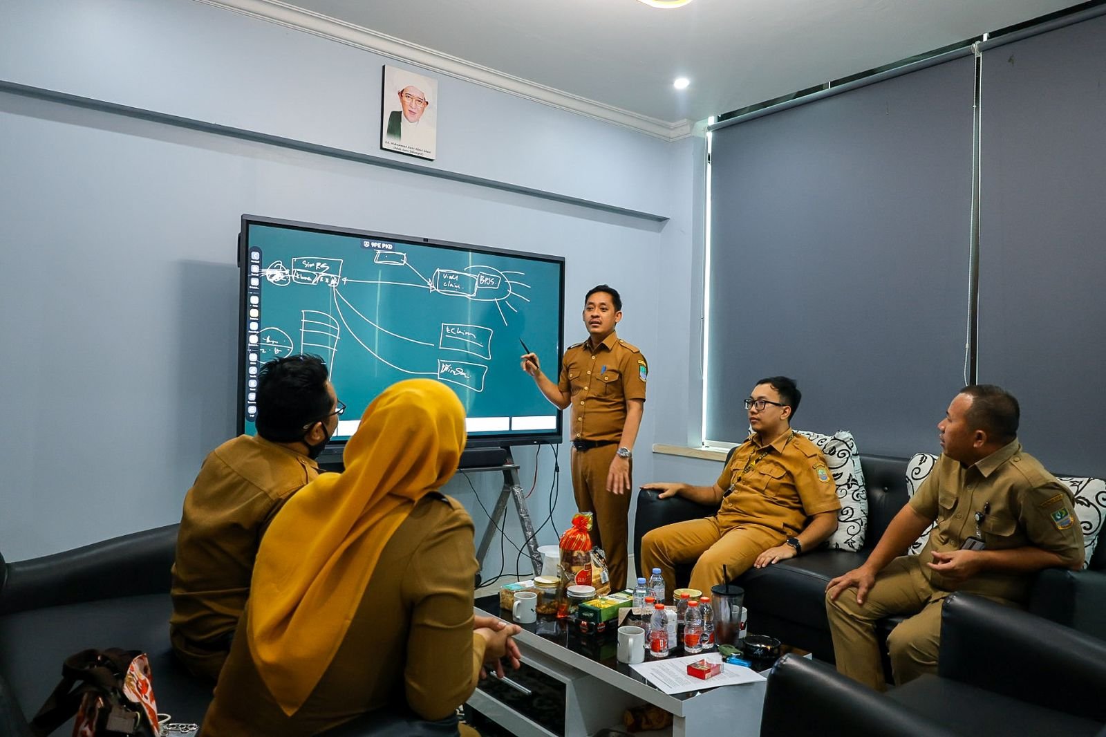 Petugas Diskominfosantik Kabupaten Bekasi melakukan pengelolaan layanan teknologi informasi guna mendukung sistem digital di lingkungan perangkat daerah.