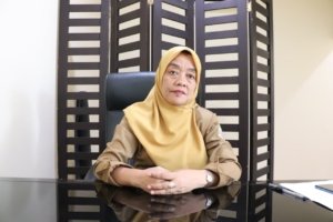 Plt Kepala DP3A Kabupaten Bekasi, Titin Patimah, saat memberikan keterangan terkait upaya perlindungan anak di ruang digital di Cikarang Pusat.