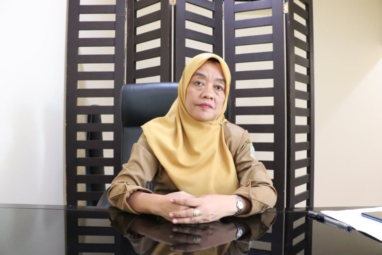 Plt Kepala DP3A Kabupaten Bekasi, Titin Patimah, saat memberikan keterangan terkait upaya perlindungan anak di ruang digital di Cikarang Pusat.