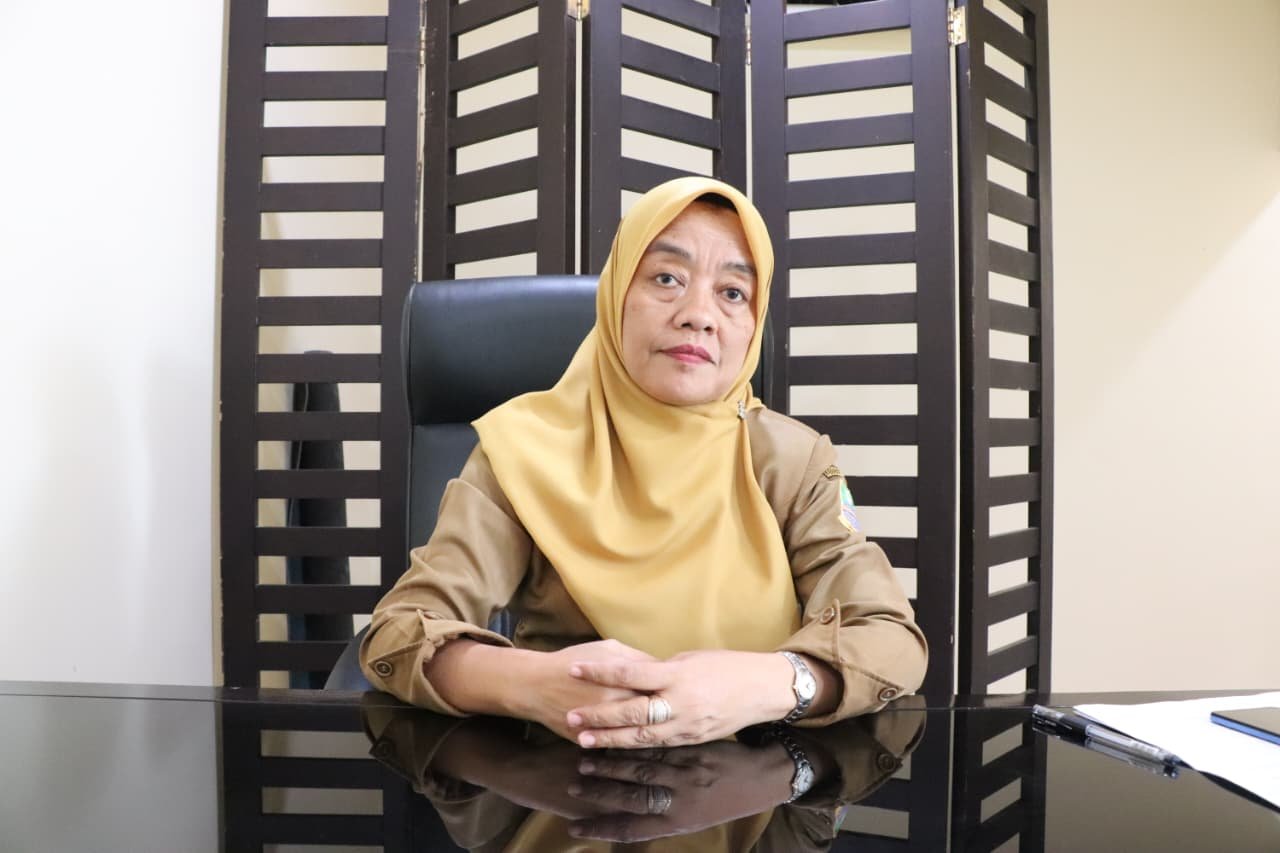 Plt Kepala DP3A Kabupaten Bekasi, Titin Patimah, saat memberikan keterangan terkait upaya perlindungan anak di ruang digital di Cikarang Pusat.