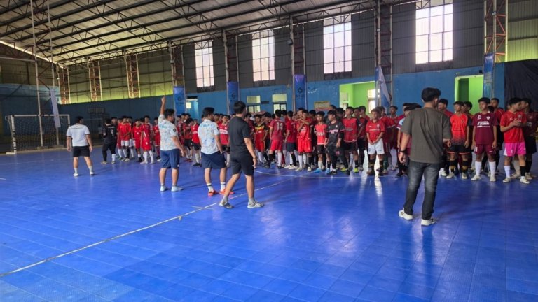 Ratusan pemain muda futsal Bekasi mengikuti seleksi Timnas U-17 di GOR Tambun Selatan.