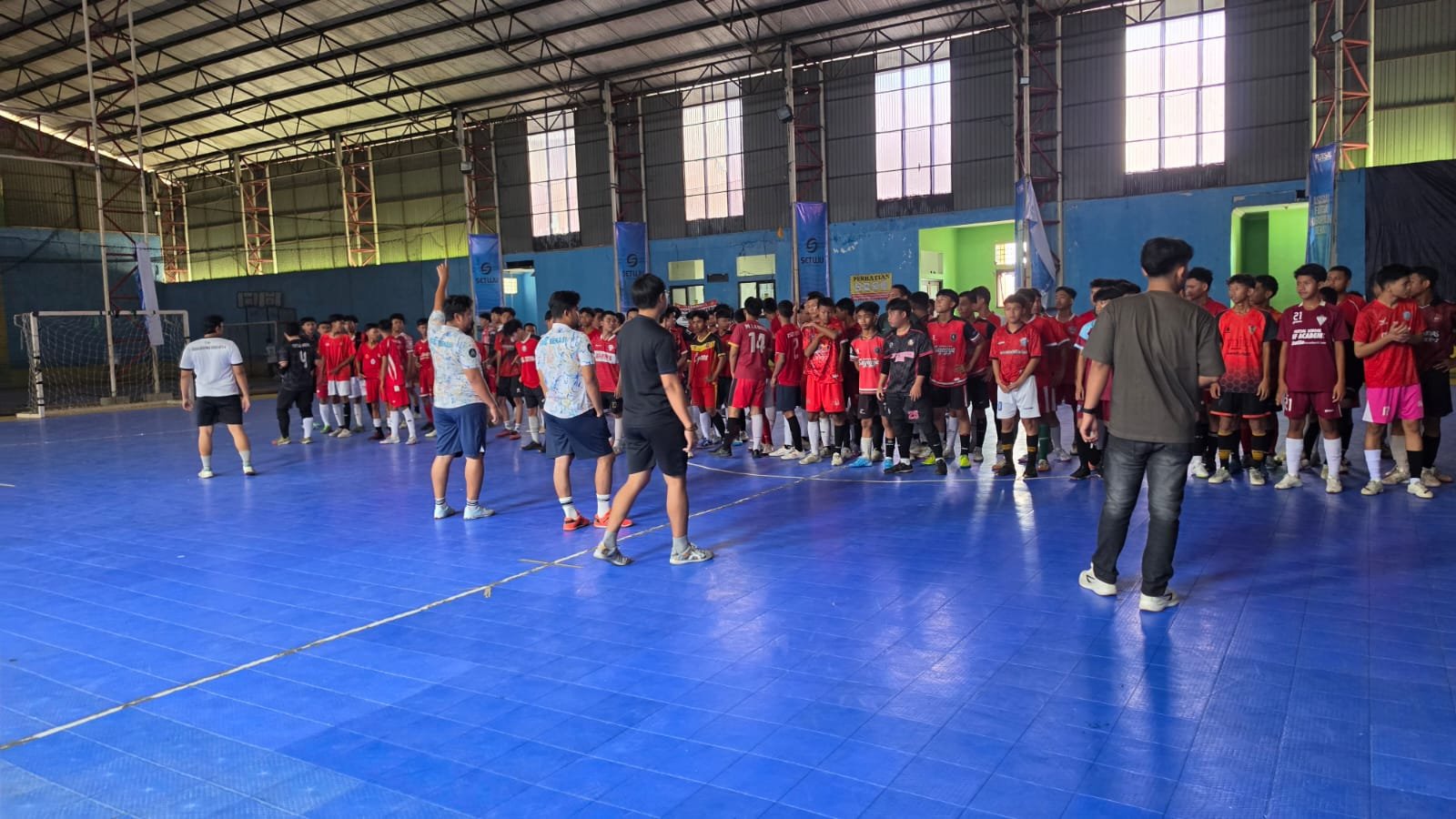 Ratusan pemain muda futsal Bekasi mengikuti seleksi Timnas U-17 di GOR Tambun Selatan.
