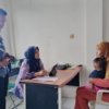 Pendamping sosial melayani warga cek status bansos di Kantor Kecamatan Pebayuran.