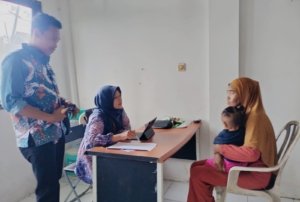 Pendamping sosial melayani warga cek status bansos di Kantor Kecamatan Pebayuran.