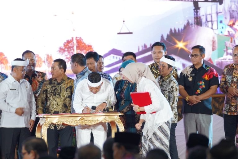 Plt Bupati Bekasi Asep Surya Atmaja menghadiri Musrenbang Provinsi Jawa Barat 2026 di Gedung Pakuan, Bandung, membahas usulan program prioritas pembangunan daerah.