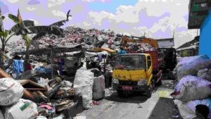 Petugas DLH Kabupaten Bekasi mengerahkan 18 armada truk untuk mengangkut sampah dari TPS ilegal di Kampung Turi, Tambun Utara.