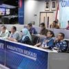 Pemkab Bekasi mengikuti talkshow BPSDM Kemendagri secara virtual di Command Center Diskominfosantik, membahas pentingnya kepemimpinan berintegritas dalam pemerintahan.