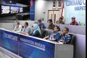 Pemkab Bekasi mengikuti talkshow BPSDM Kemendagri secara virtual di Command Center Diskominfosantik, membahas pentingnya kepemimpinan berintegritas dalam pemerintahan.