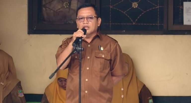 Plt Kepala SMPN 1 Cikarang Timur menunjukkan komitmen sekolah dalam membatasi penggunaan ponsel demi menciptakan lingkungan belajar yang lebih fokus dan kondusif.
