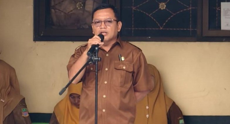 Plt Kepala SMPN 1 Cikarang Timur menunjukkan komitmen sekolah dalam membatasi penggunaan ponsel demi menciptakan lingkungan belajar yang lebih fokus dan kondusif.