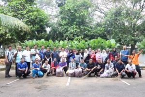 Pegawai Diskominfosantik Kabupaten Bekasi melakukan aksi bersih-bersih lingkungan kantor dalam kegiatan Jumat Bersih di Cikarang Pusat.