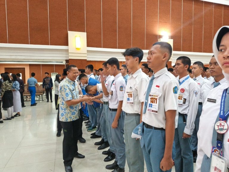 Sekda Kabupaten Bekasi menyapa peserta seleksi Paskibraka 2026 saat tahapan seleksi di Gedung Wibawa Mukti, Cikarang Pusat.