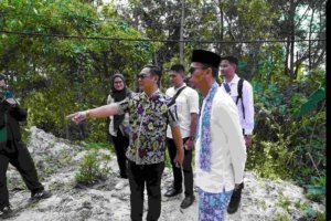 Plt Bupati Bekasi Asep Surya Atmaja meninjau kondisi jalan rusak di Desa Karangmulya, Bojongmangu, yang menjadi jalur penghubung antarwilayah