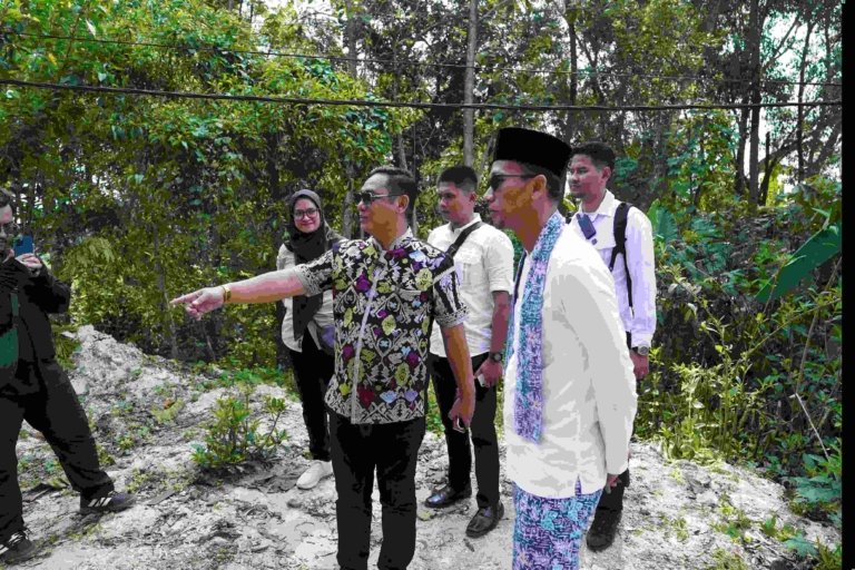 Plt Bupati Bekasi Asep Surya Atmaja meninjau kondisi jalan rusak di Desa Karangmulya, Bojongmangu, yang menjadi jalur penghubung antarwilayah