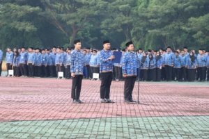 Sekda Kabupaten Bekasi Endin Samsudin memimpin apel pagi ASN di Plaza Pemkab Bekasi, Cikarang Pusat.