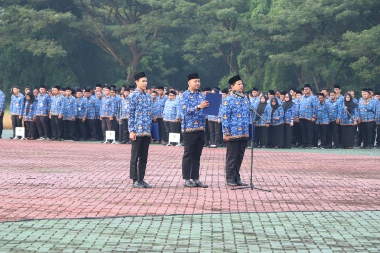 Sekda Kabupaten Bekasi Endin Samsudin memimpin apel pagi ASN di Plaza Pemkab Bekasi, Cikarang Pusat.
