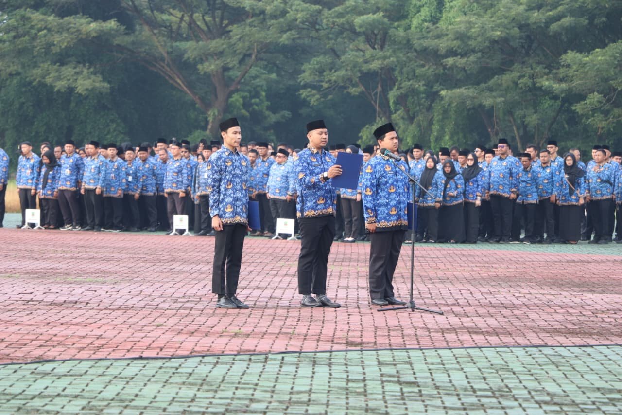 Sekda Kabupaten Bekasi Endin Samsudin memimpin apel pagi ASN di Plaza Pemkab Bekasi, Cikarang Pusat.