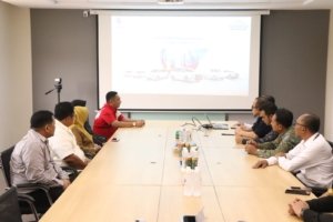 Plt Bupati Bekasi Asep Surya Atmaja saat kunjungan kerja ke kawasan industri Deltamas untuk mendorong optimalisasi program CSR perusahaan.