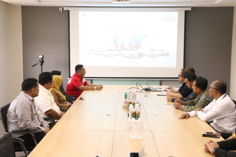 Plt Bupati Bekasi Asep Surya Atmaja saat kunjungan kerja ke kawasan industri Deltamas untuk mendorong optimalisasi program CSR perusahaan.