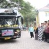 Plt Bupati Bekasi melepas keberangkatan jamaah haji kloter pertama di Gedung Wibawa Mukti.