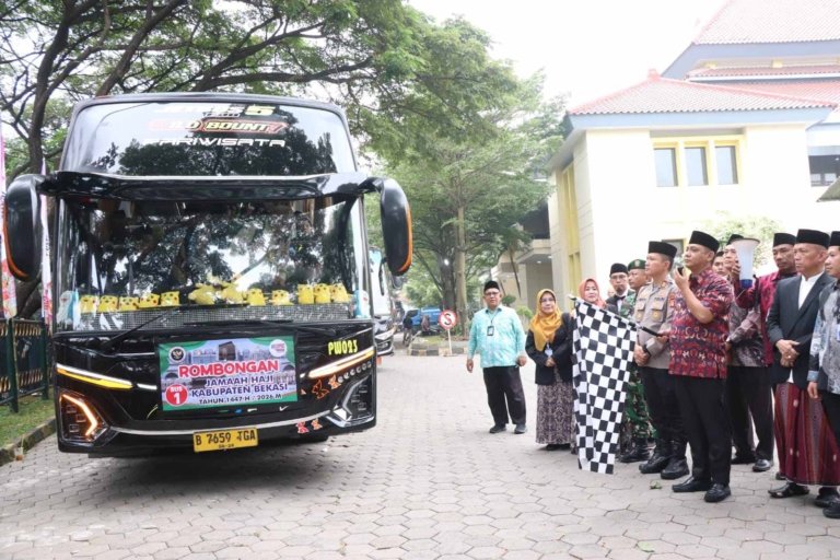 Plt Bupati Bekasi melepas keberangkatan jamaah haji kloter pertama di Gedung Wibawa Mukti.