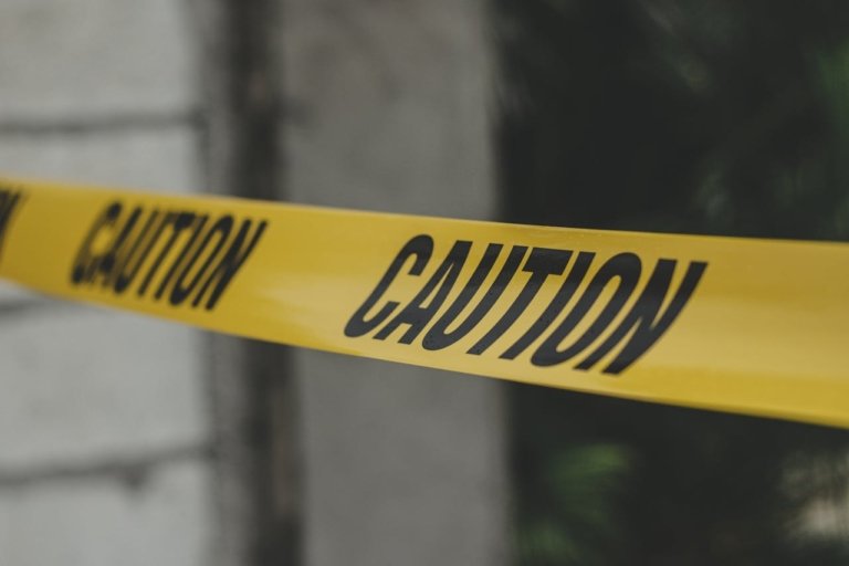 Kecelakaan angkot jurusan Cikarang–Sukatani terjadi di Jalan Pilar Blokang, depan Perumahan Taman Karangbahagia, melibatkan dua motor dan satu mobil pick-up.