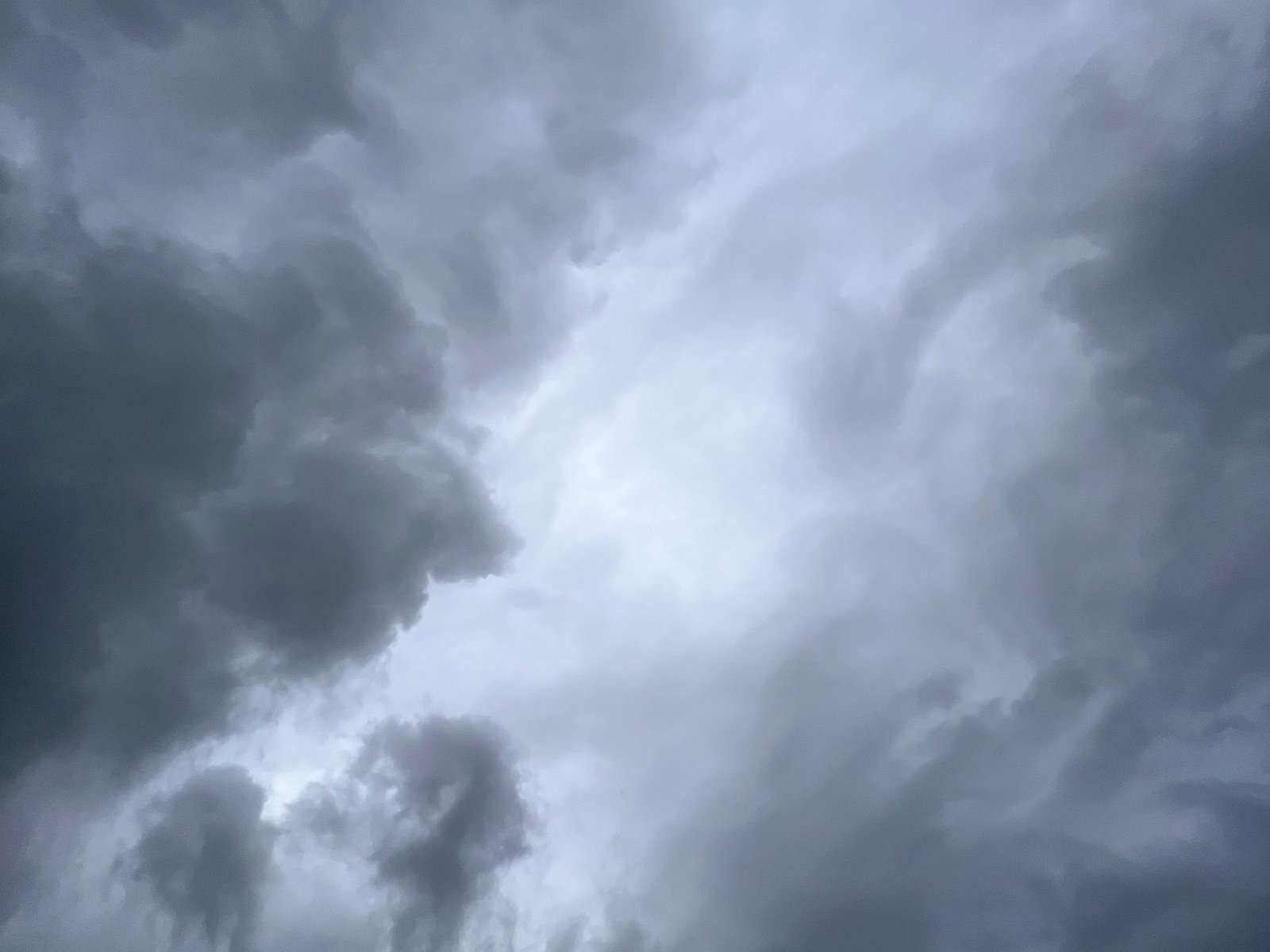 Kondisi rumah warga di Desa Cicau, Cikarang Pusat, yang rusak akibat terjangan angin puting beliung disertai hujan deras.