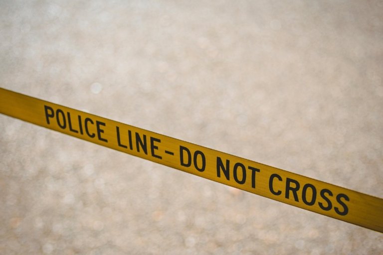 Kecelakaan tunggal terjadi di flyover Jalan Cibarusah menuju Cikarang, tepatnya di kawasan Pasirsari, Cikarang Selatan, setelah mobil menabrak pembatas jalan.