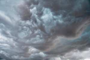 Kondisi rumah warga yang mengalami kerusakan akibat cuaca ekstrem dan angin puting beliung di wilayah Cikarang, Kabupaten Bekasi.