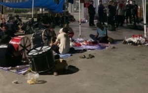 Sebanyak 132 karyawan PT Multistrada Arah Sarana Tbk menggelar aksi protes di depan gerbang pabrik di Cikarang Timur, Kabupaten Bekasi